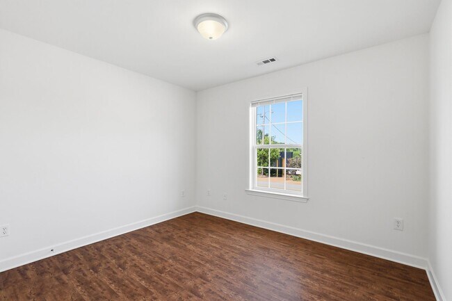 Building Photo - 305 S Calhoun St