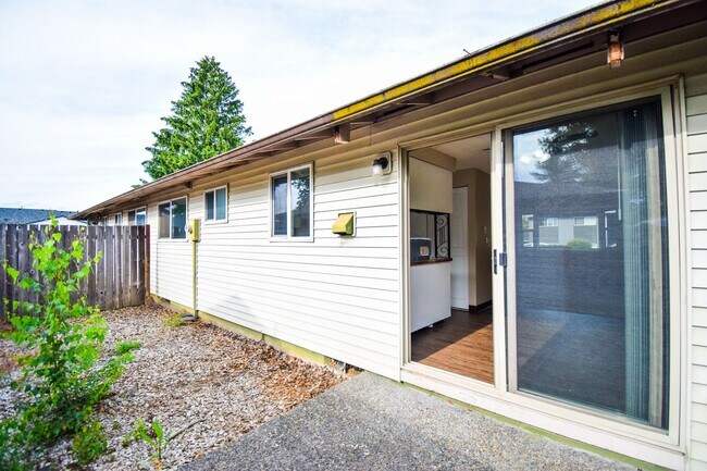 Building Photo - Bright and Spacious 2 Bed 1 Bath APT in NE...