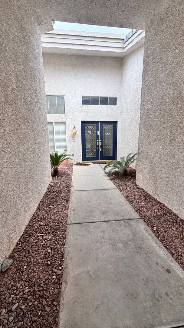 Building Photo - Gorgeous 1 Story Home in Gated Community