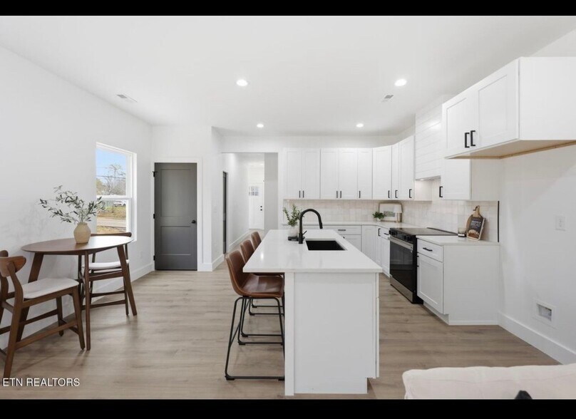 Building Photo - 3431 Garden Dr