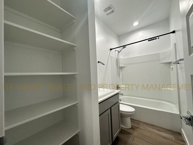 Building Photo - 11112 S Weismann Dr