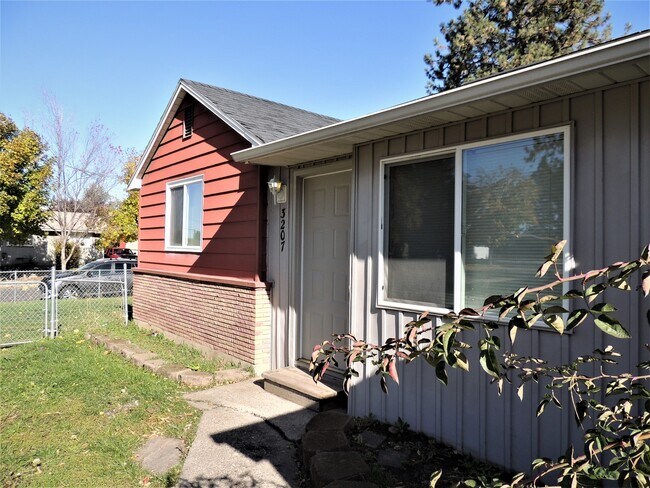 Building Photo - $1,900 – 2 Bed / 2 Bath Home with Fenced Yard, Fireplace, and Garage