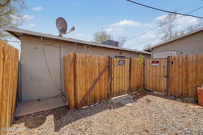 Building Photo - 2135 W Hadley St
