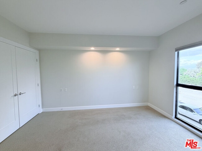 Building Photo - 5015 Balboa Blvd