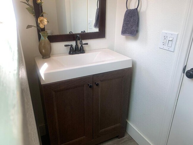 Building Photo - Wonderful East Ventura 4 Bedroom 2.5 Bath Home