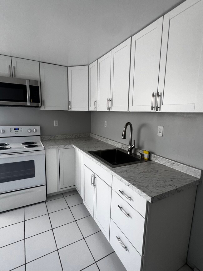 Building Photo - 6th Avenue Apartments