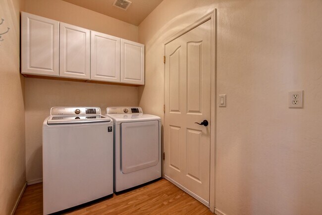 Building Photo - 5879 N Bronco Ln