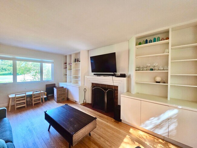 Building Photo - Lovely 4 BR/2 BA Single-Family Home in Sil...