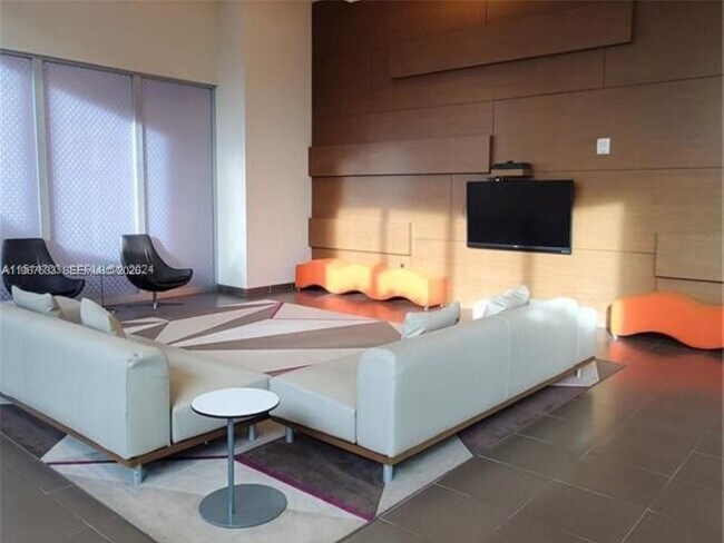 Building Photo - 1111 SW 1st Ave