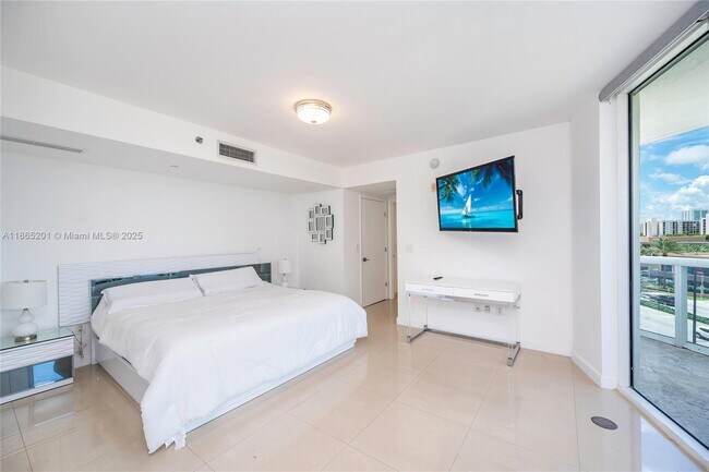 Building Photo - 17201 Collins Ave