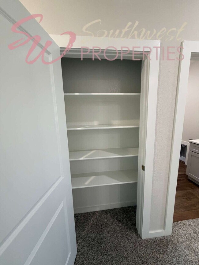 Building Photo - FOUR bedroom townhouse. Off campus living with easy, close to campus style!