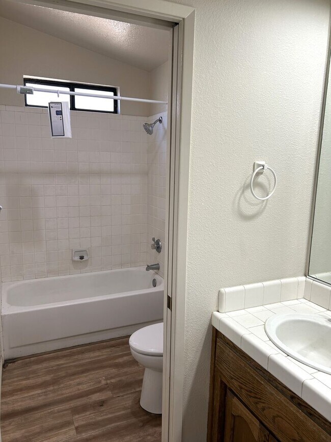 Building Photo - 4 bed/ 2 bath home between The Avenues and Amber Grove