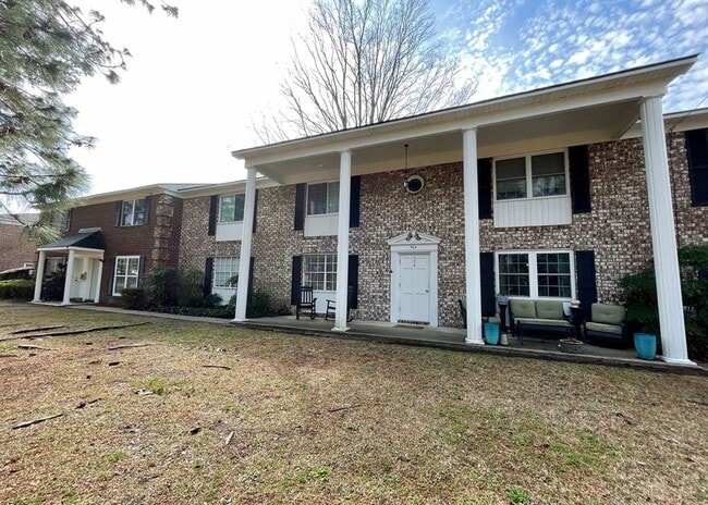 Building Photo - Available 7/1. 2 BR/2 BA in a FANTASTIC Lo...