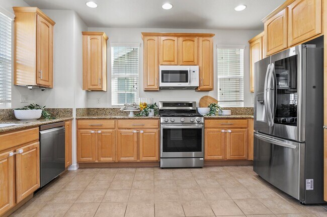Building Photo - Tri-level Home in Ladera Ranch, now available!