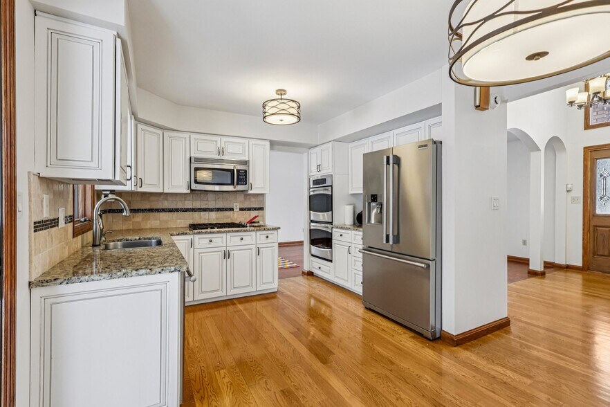 Building Photo - 6235 Sunnywood Dr