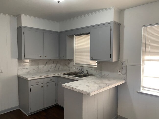 Building Photo - Sunset Acres Beauty