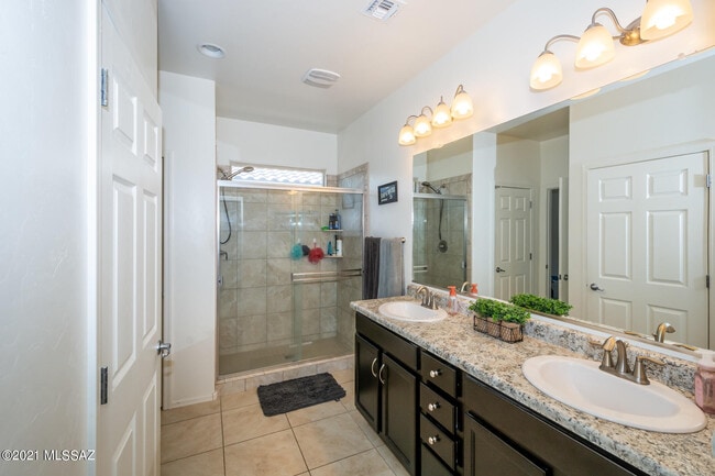 Building Photo - 9017 W Rolling Springs Dr