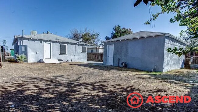 Building Photo - Spacious 3BD/1.5BA Home in Bakersfield's 93308 — Garage, Water Included & Small Pets Welcome!