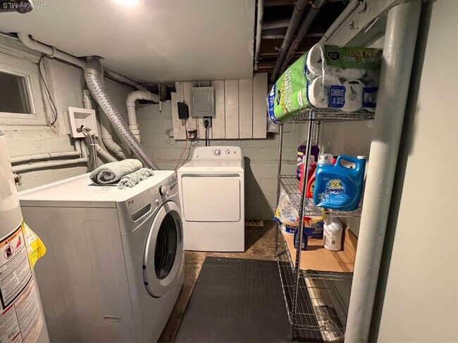 Building Photo - 535 E Walnut St