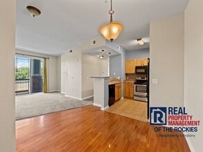 Building Photo - Bright 2 Bed 1 Bath Condo in a Great Locat...