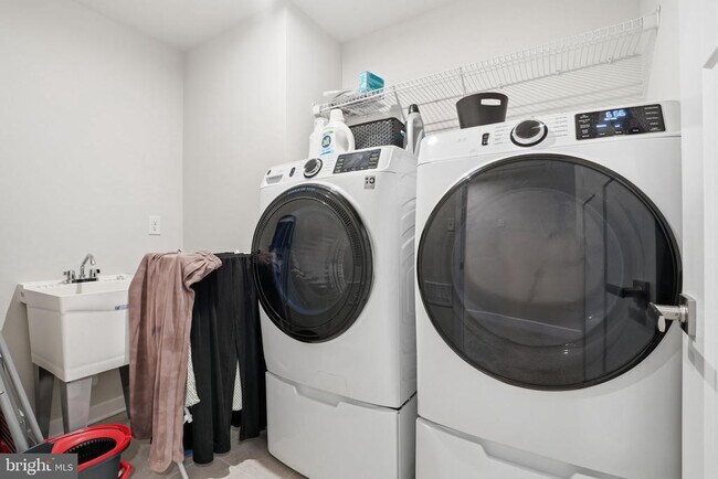 Building Photo - 60 Pratt Ln