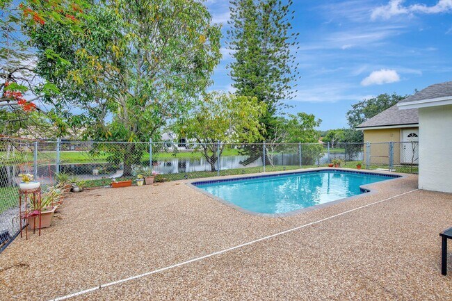 Building Photo - 1541 SW 102nd Terrace