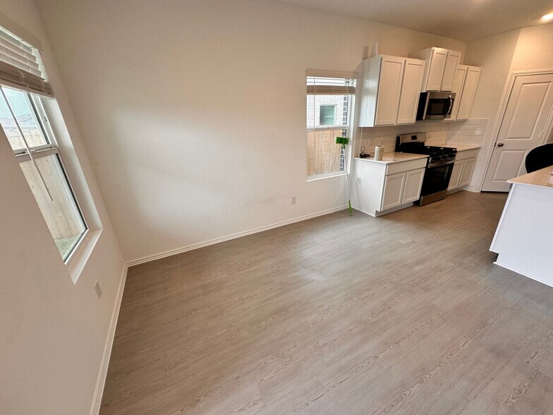 Building Photo - Room in House on Pickerel St