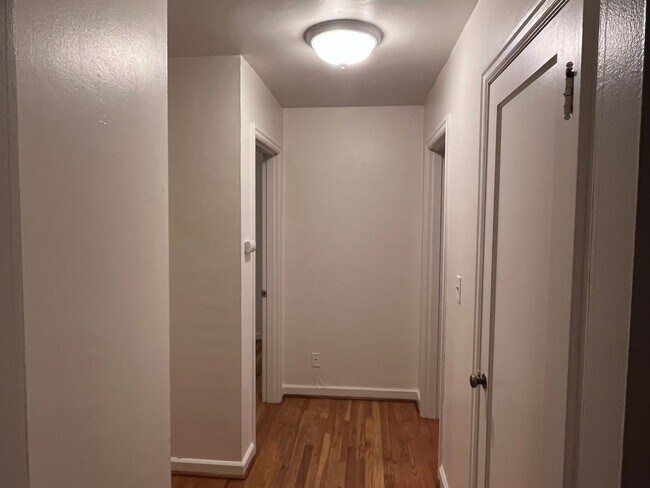 Building Photo - Stunning 2 Bed, 1 Bath Vintage Charmer!