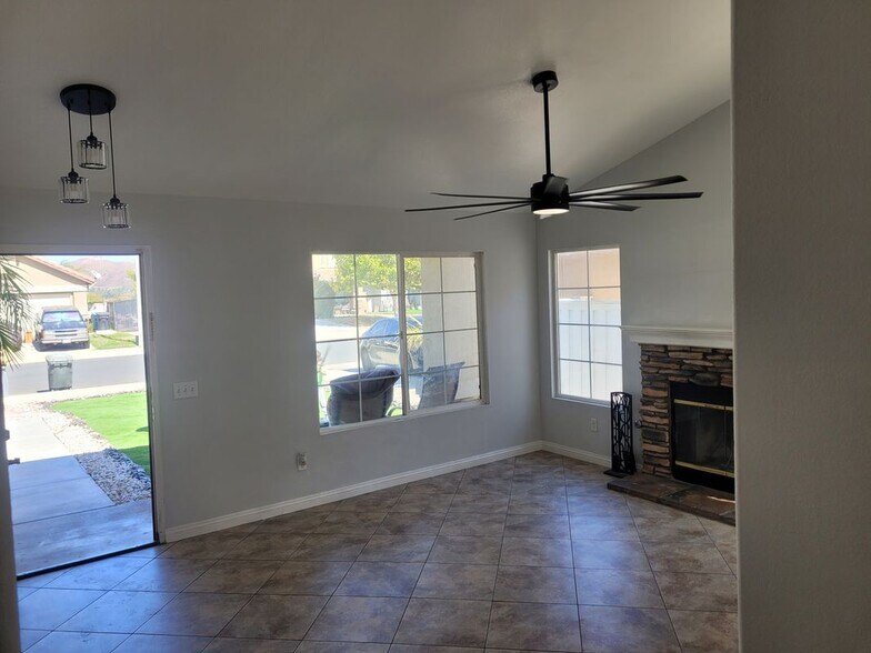 Building Photo - 18885 Oakview Way