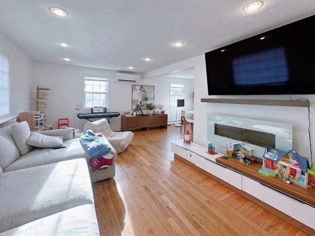 Building Photo - 27 Rockville Ave