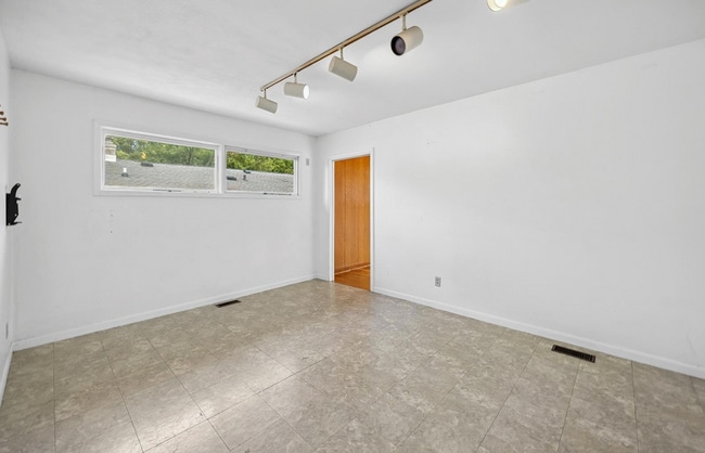 Building Photo - 4-Bedroom 2-bath in West Lafayette!