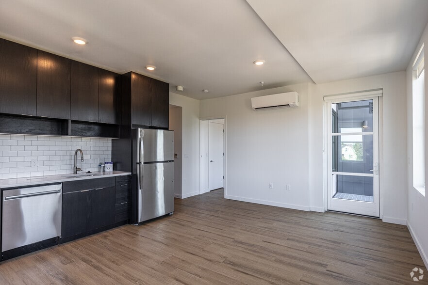 2BR, 1.5BA - 813SF - The Robert