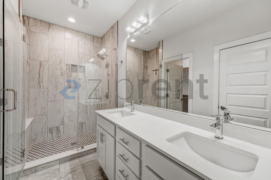 Building Photo - Unit A