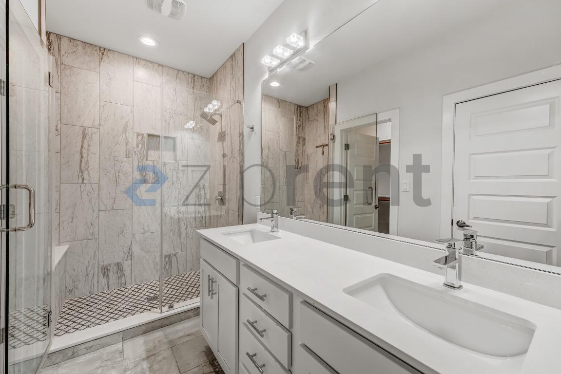 Building Photo - Unit A