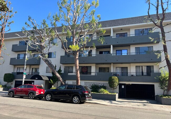 Building Photo - 700 Westmount Dr