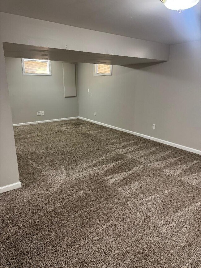 Building Photo - 709 Plaza Dr