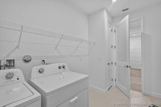 Building Photo - 13621 SW Bally Dr