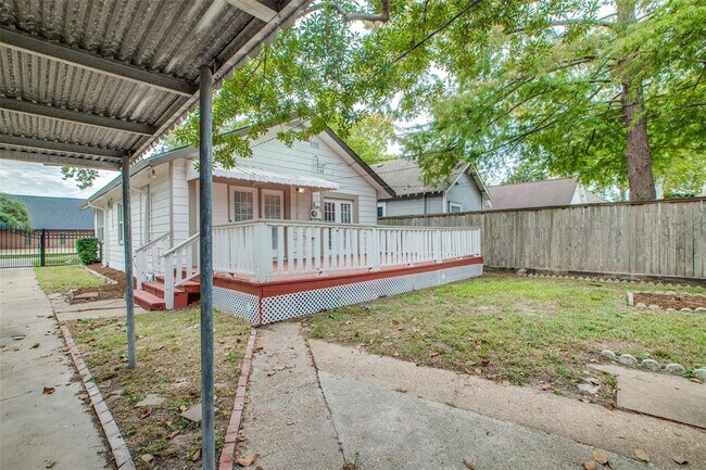 Building Photo - 621 Aurora St