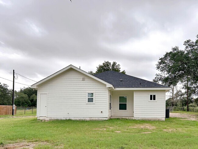 Building Photo - Beautiful Custom Home on 1 Acre in Peacefu...