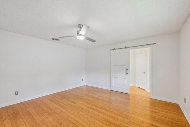 Building Photo - 2717 Charlesworth Dr
