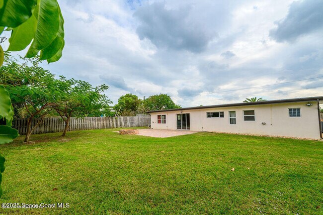 Building Photo - 320 Pine Tree Dr