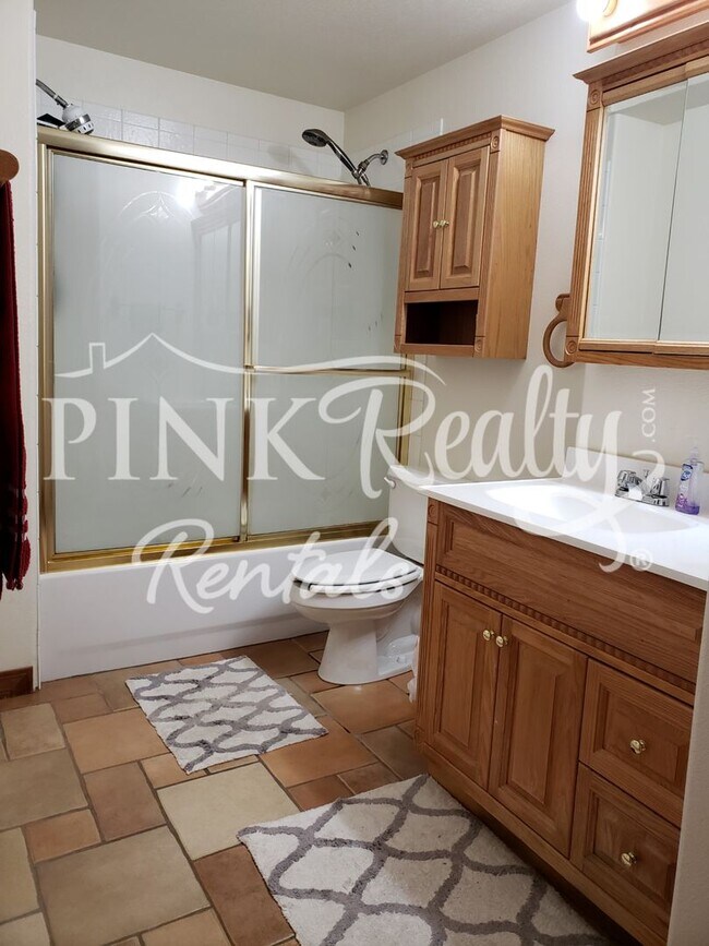 Building Photo - Gorgeous 5 Bedroom Home in D20!