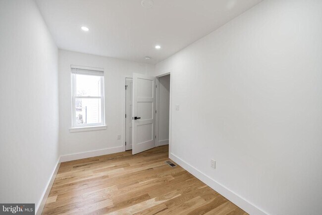 Building Photo - 2009 E Cumberland St