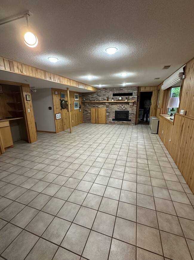 Building Photo - 2141 Poplar Ln