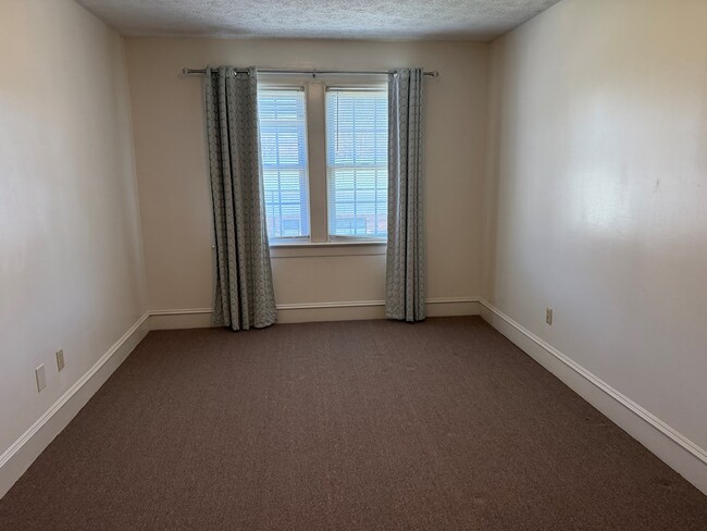 Building Photo - 122 E Main St