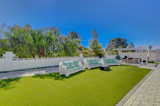 Building Photo - Beautiful single-story custom home featuri...