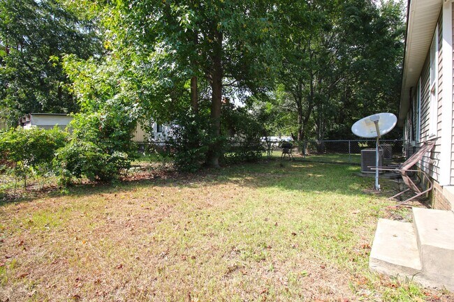 Building Photo - Available for Move-In July 20th ! 3 Bedroo...