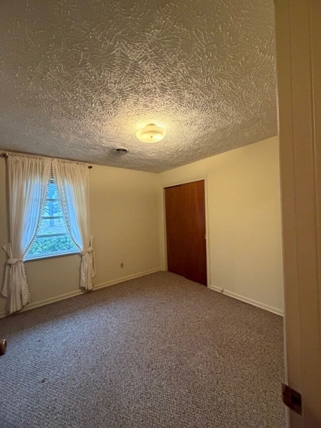 Building Photo - Maryville City  37801 - 3 bedroom, 2.5 bath home - Contact Debra Johnson (865) 591-8281