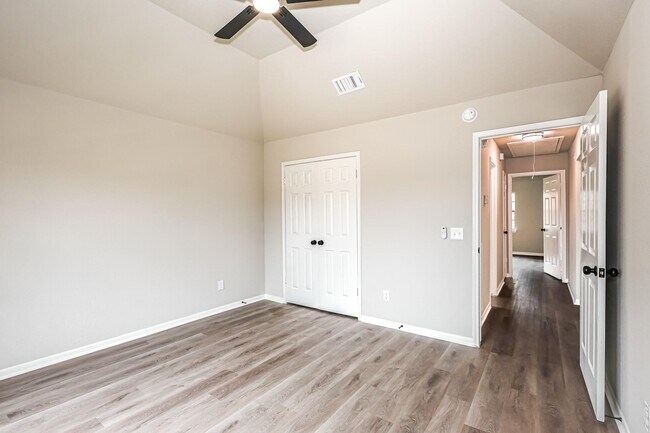 Building Photo - 18703 Evergreen Falls Dr