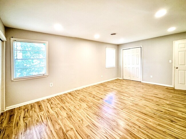 Building Photo - 742 Heather Ln